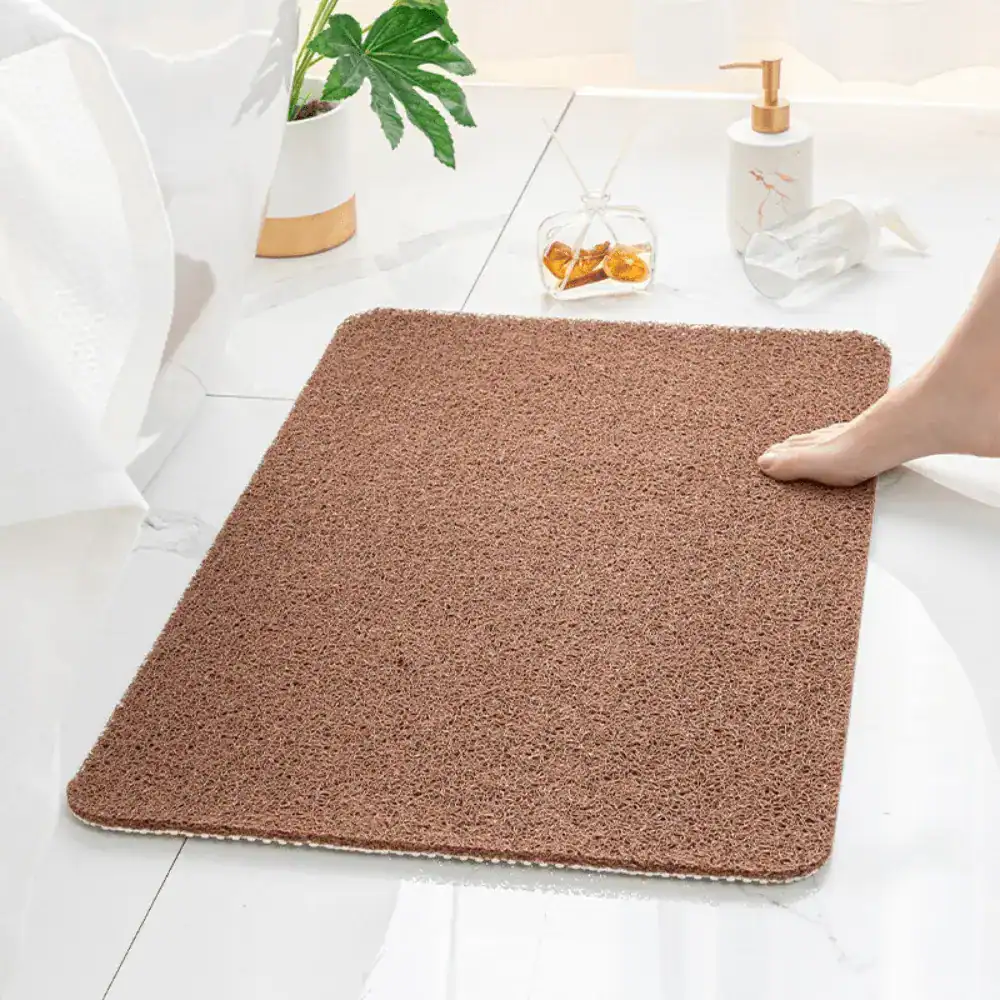 Rutschfeste Badematte in Braun für Dusche mit weicher Textur und Anti-Rutsch-Boden.
