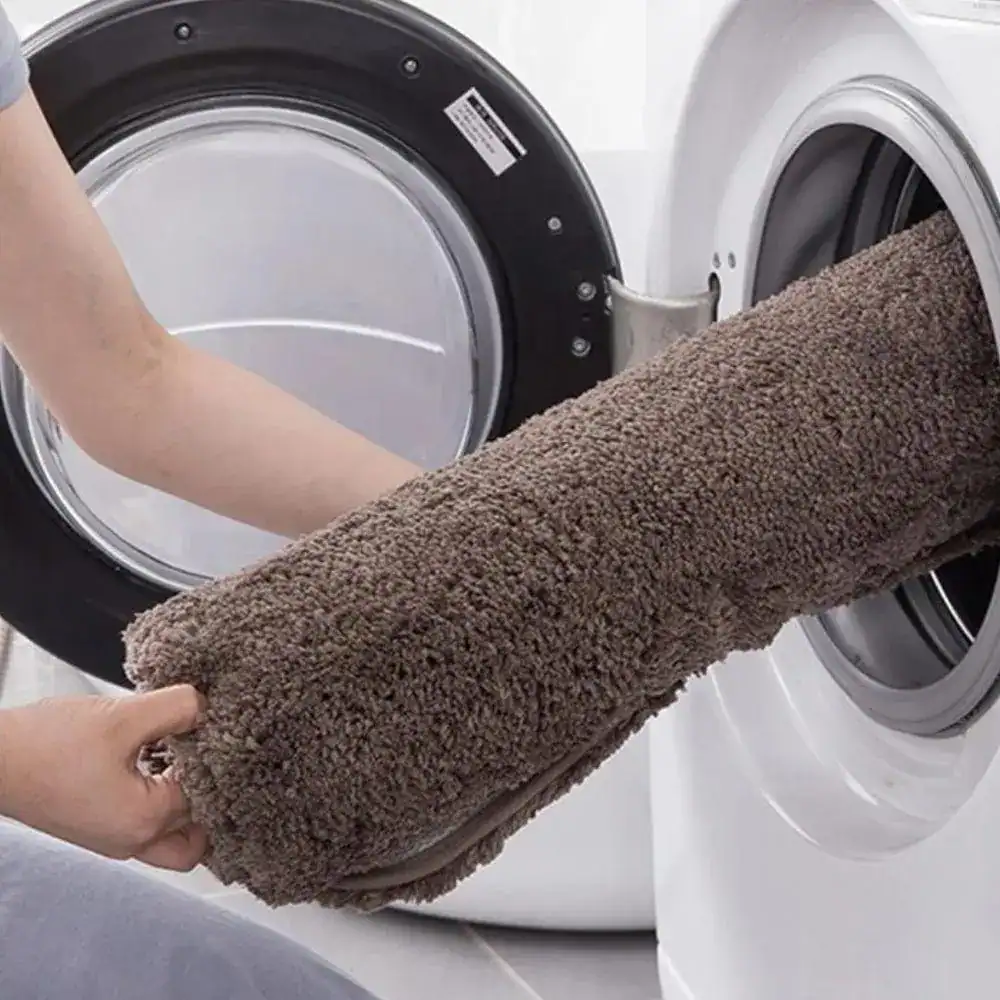 Rutschfeste Badezimmermatte in Braun, gerade aus Waschmaschine genommen.