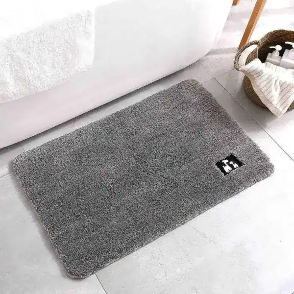 Rutschfeste Badezimmermatte grau mit Logo, ideal für Bad und Dusche.