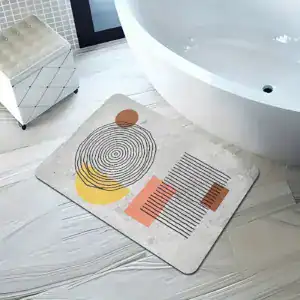 Saugfähige Badematte mit geometrischem Muster vor weißer Badewanne.