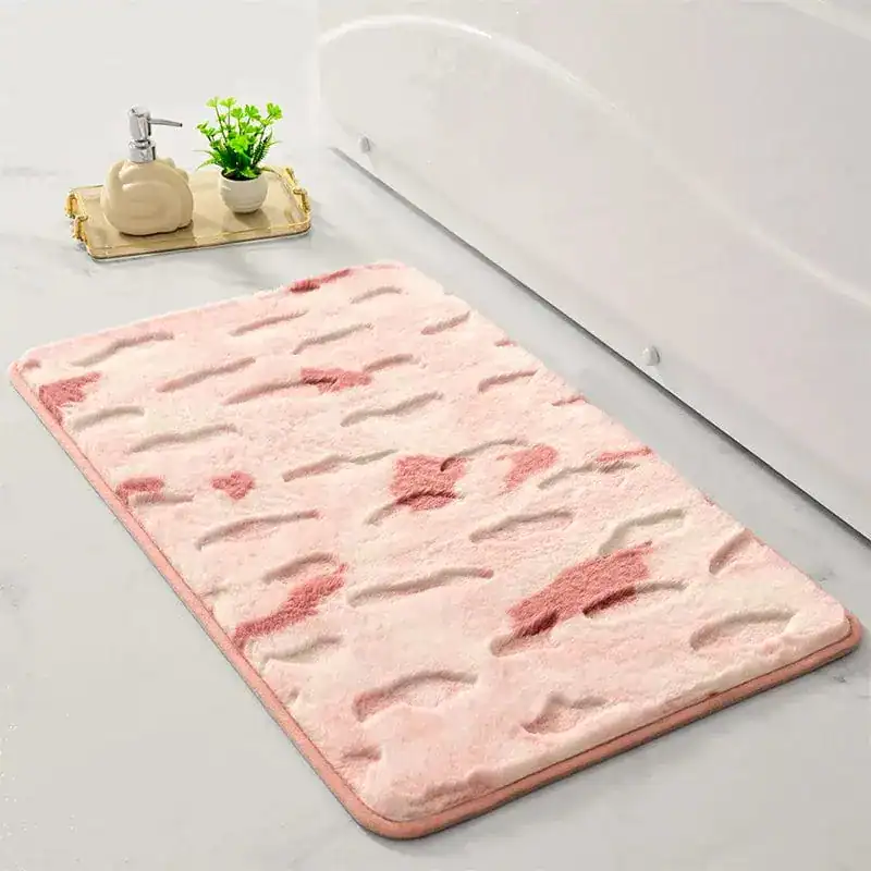 Shaggy Badteppich in Rosa mit 3D-Struktur vor weißer Badewanne.