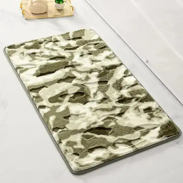 Shaggy Badteppich mit Tarnmuster, weicher Hochflor für Badezimmer.