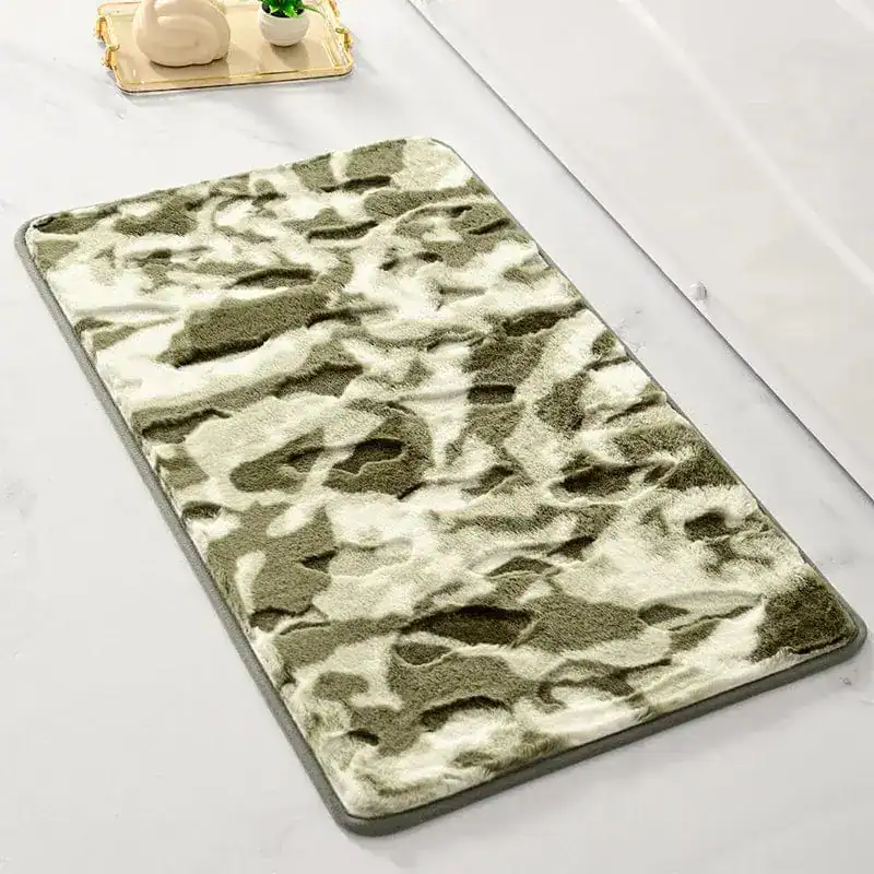 Shaggy Badteppich mit Tarnmuster, weicher Hochflor für Badezimmer.