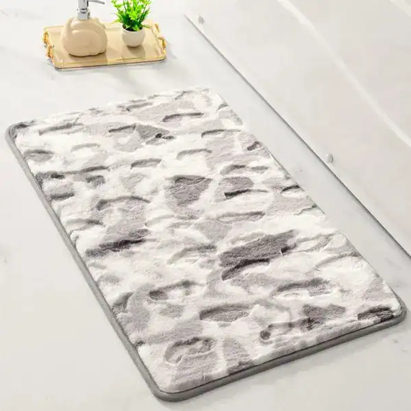 Shaggy Badteppich mit grau-weißem Muster, weicher Hochflor-Badematte für Duschbereich.