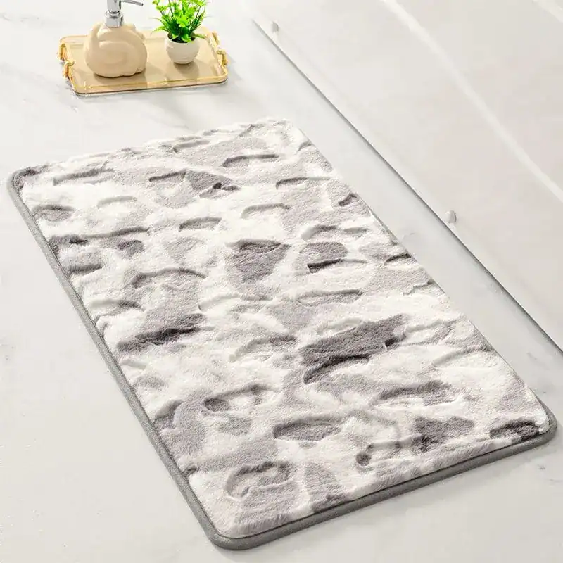 Shaggy Badteppich mit grau-weißem Muster, weicher Hochflor-Badematte für Duschbereich.