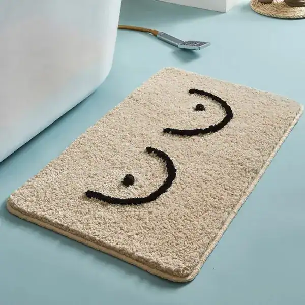 Stylische Badematte mit Lächeln-Motiv, weich und komfortabel für Badezimmer.