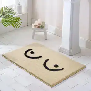 Stylische Badematte mit Lächeln-Motiv, weich und komfortabel für das Badezimmer.