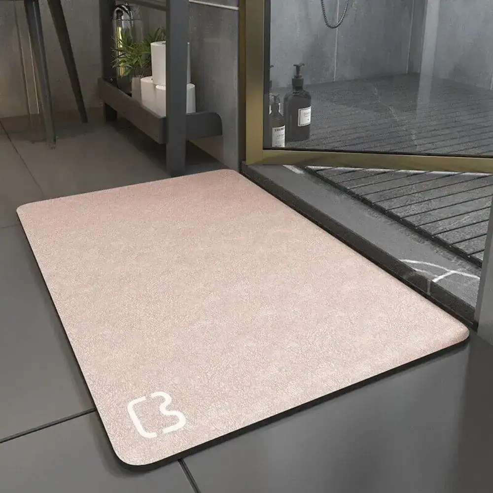 Superabsorbierende Badematte in Rosé-Ton, ideal für feuchte Badezimmer und Duschen.