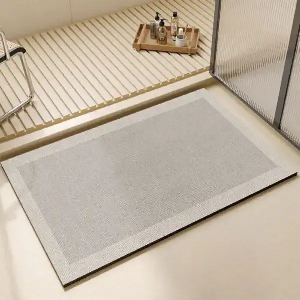 Übergroße Badematte mit dunklem Rand, modernes Badezimmer-Design.