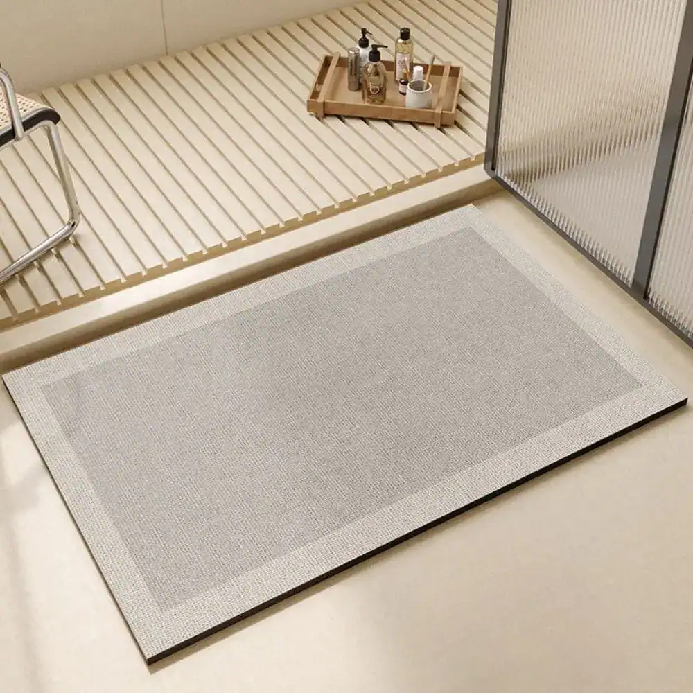 Übergroße Badematte mit dunklem Rand, modernes Badezimmer-Design.