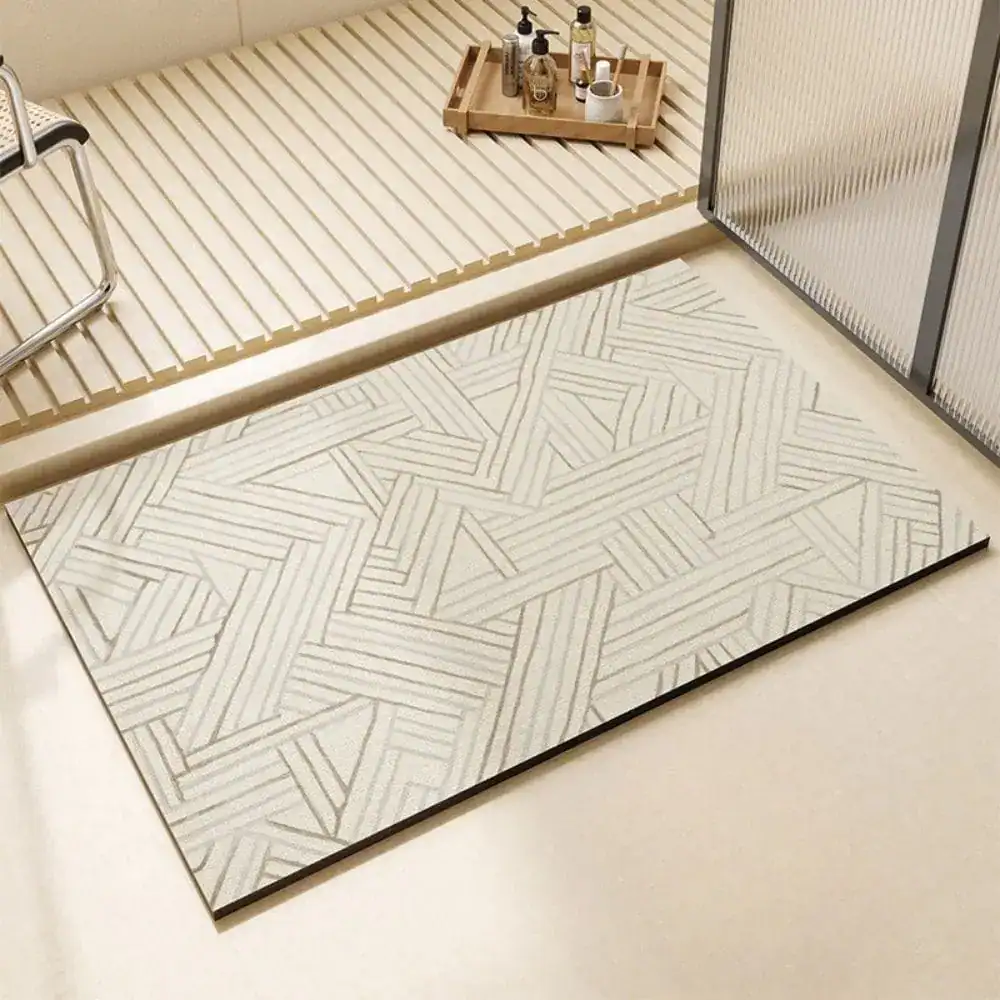 Übergroße Badematte mit geometrischem Muster für moderne Badezimmer.