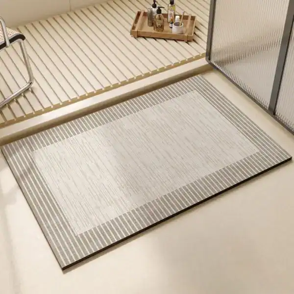 Übergroße Badematte mit Streifenmuster für moderne Badezimmer.