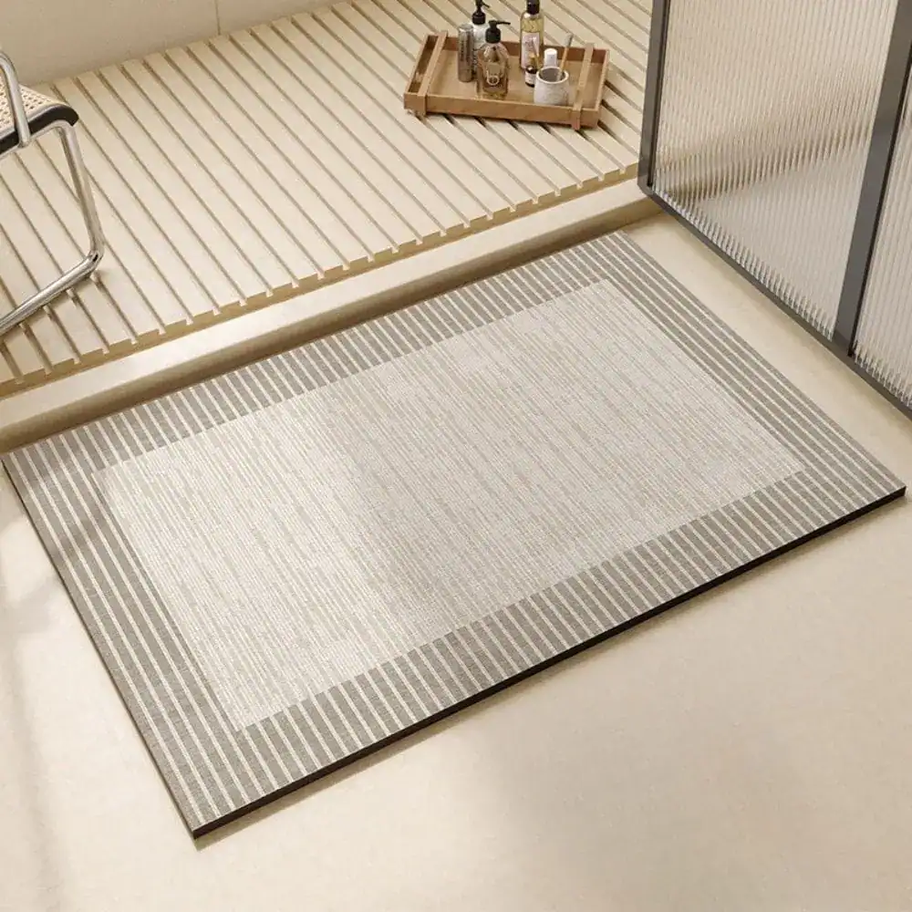 Übergroße Badematte mit Streifenmuster für moderne Badezimmer.