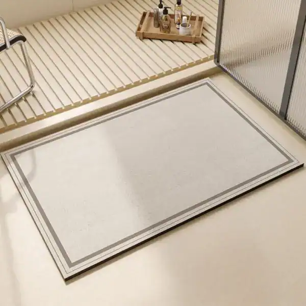 Übergroße Badematte mit grauem Rand, modernes Badezimmer-Design.