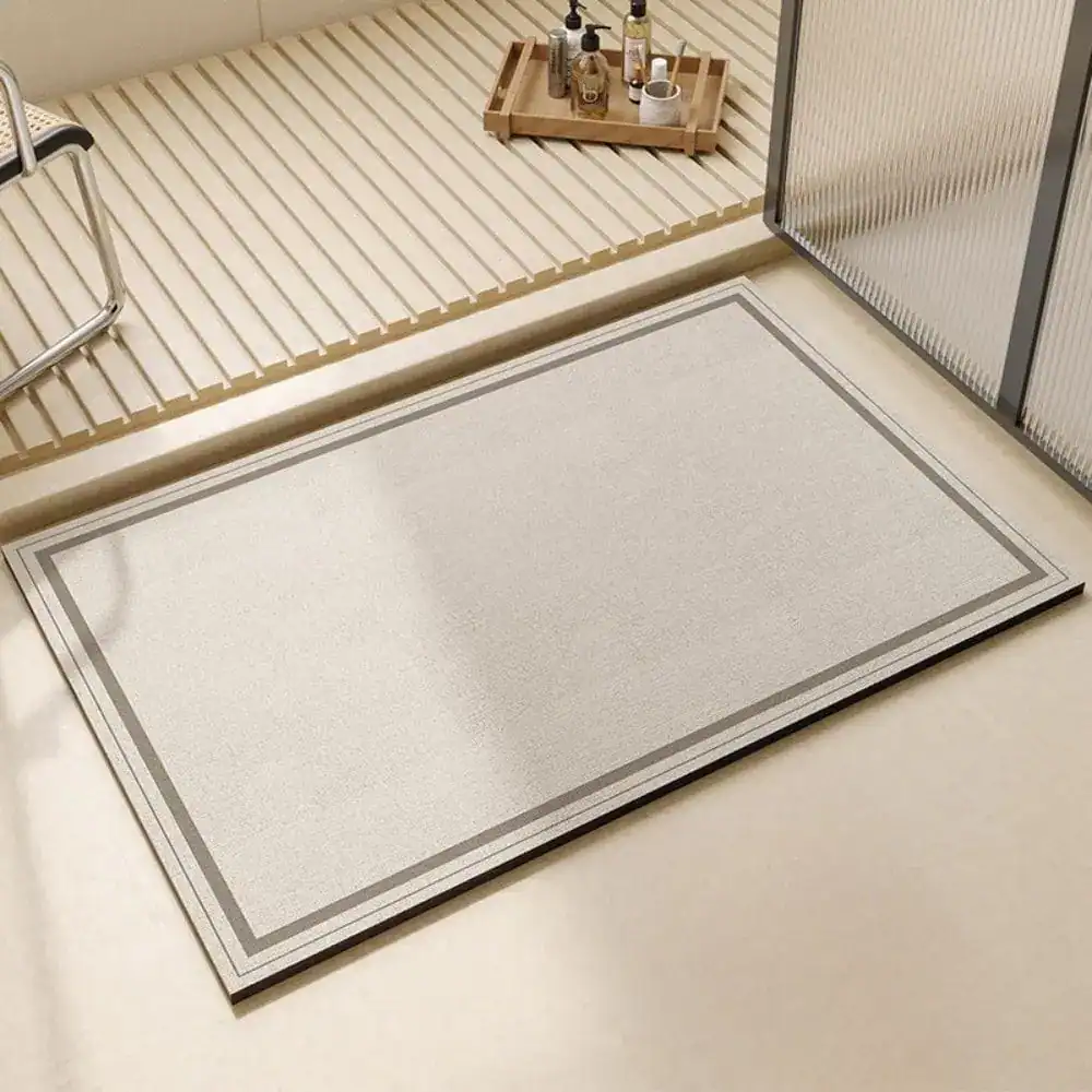 Übergroße Badematte mit grauem Rand, modernes Badezimmer-Design.