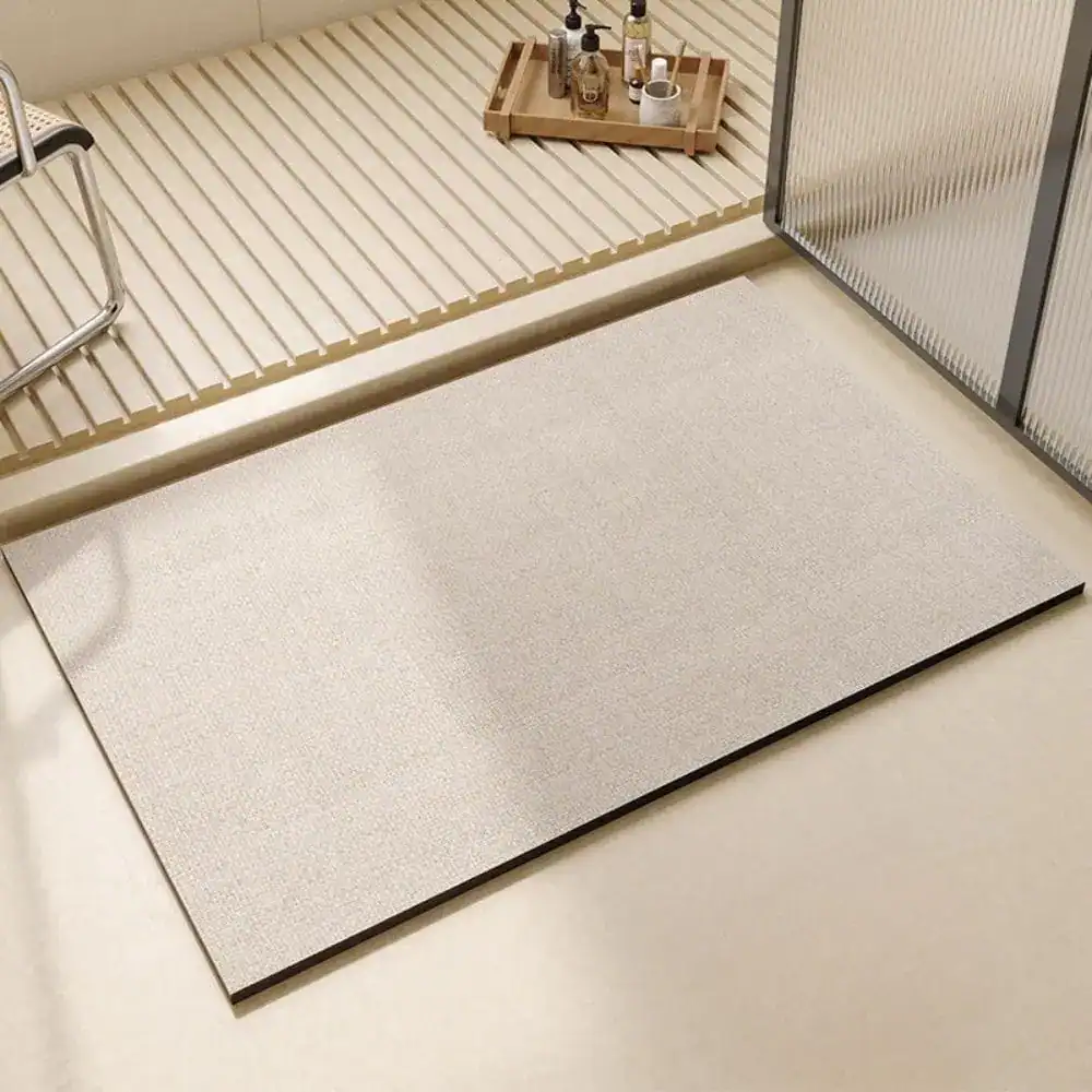 Übergroße Badematte in neutraler Farbe für moderne Badezimmer.