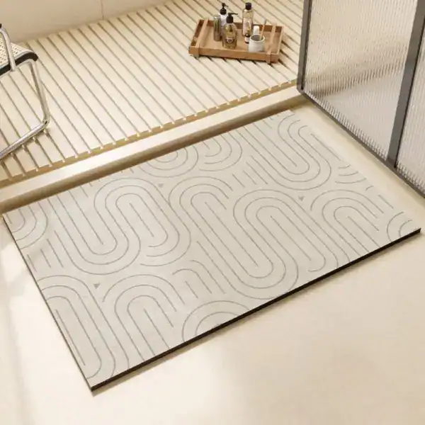 Übergroße Badematte mit modernem geometrischem Muster für stilvolle Badezimmer.