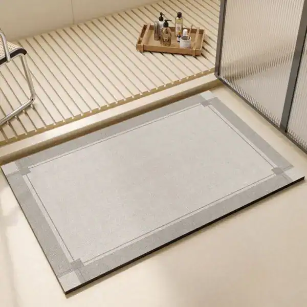 Übergroße Badematte mit grauem Muster und schwarzem Rand für moderne Badezimmer.
