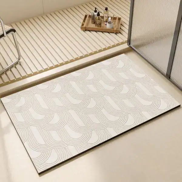 Übergroße Badematte mit modernem Wellenmuster für stilvolles Badezimmer.
