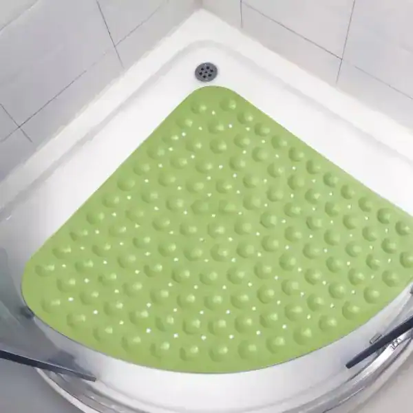 Viertelkreis Duschmatte grün mit rutschfesten Punkten für Dusche.