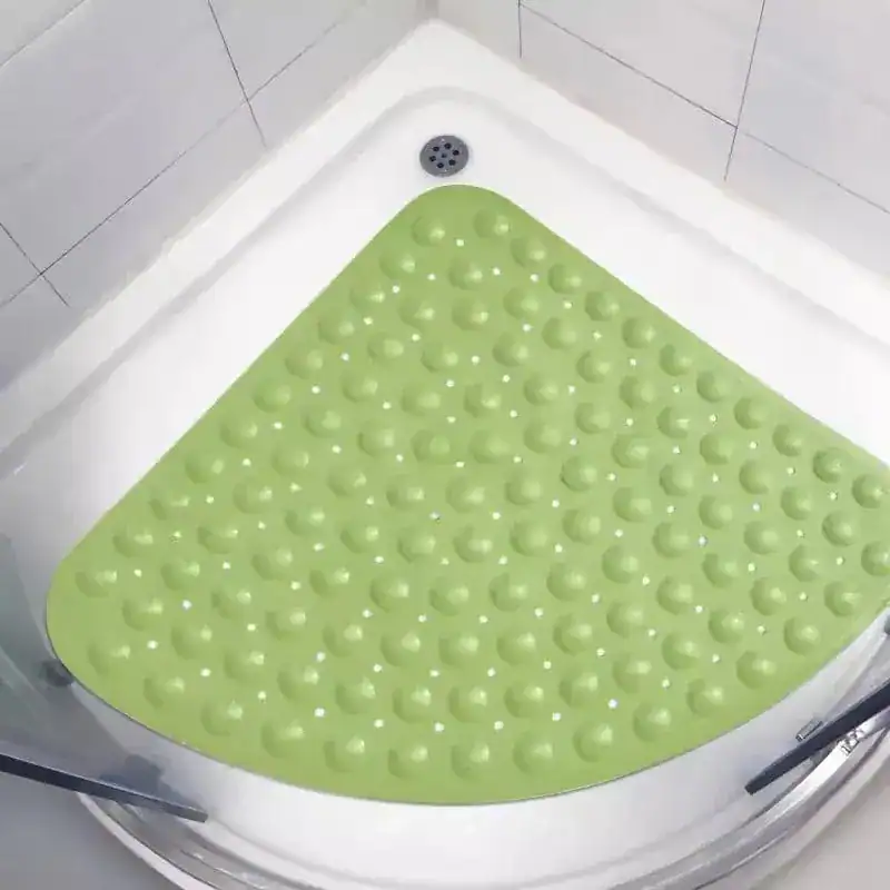 Viertelkreis Duschmatte grün mit rutschfesten Punkten für Dusche.