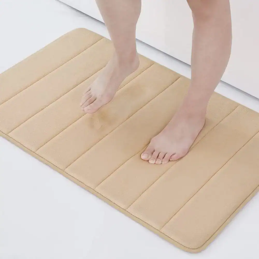 Waschbarer Badteppich mit gerippter Oberfläche, ideal für Komfort und Sauberkeit im Badezimmer.