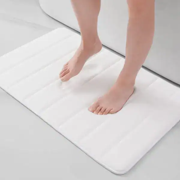 Waschbarer Badteppich mit gerippter Oberfläche, ideal für Badezimmer und Dusche.