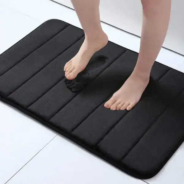 Waschbarer Badteppich mit Querrippen, schwarz, für Komfort und Trocknung.