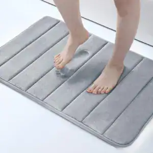 Waschbarer Badteppich grau mit Querstreifen, ideal für Badezimmer und Dusche.