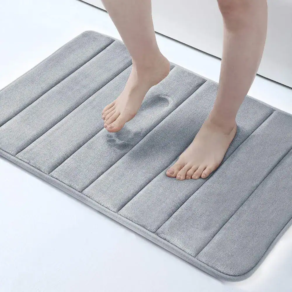 Waschbarer Badteppich grau mit Querstreifen, ideal für Badezimmer und Dusche.