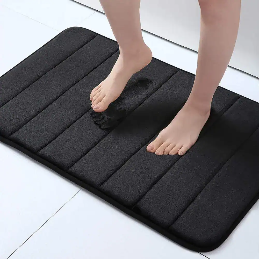 Waschbarer Badteppich mit Querrippen, schwarz, für Komfort und Trocknung.