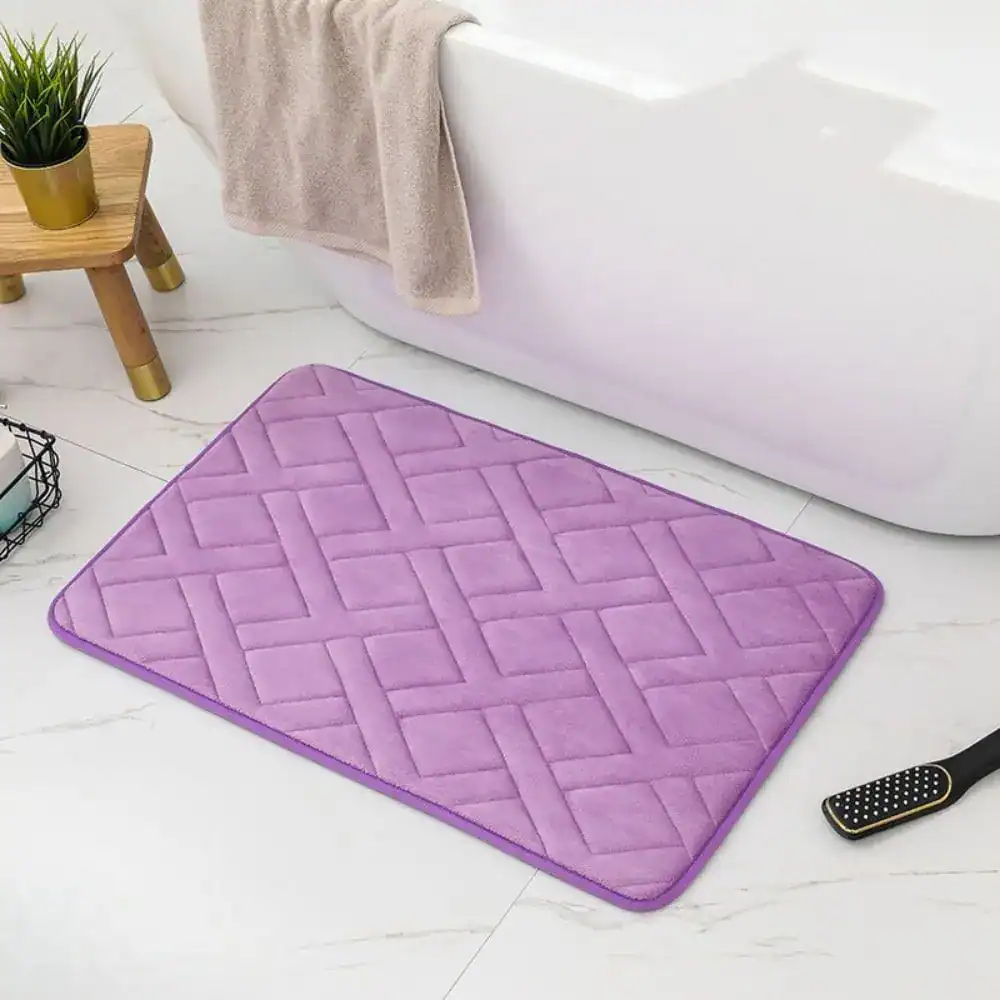 Lila Weichschaum Badematte mit Quilt-Muster vor weißer Badewanne.