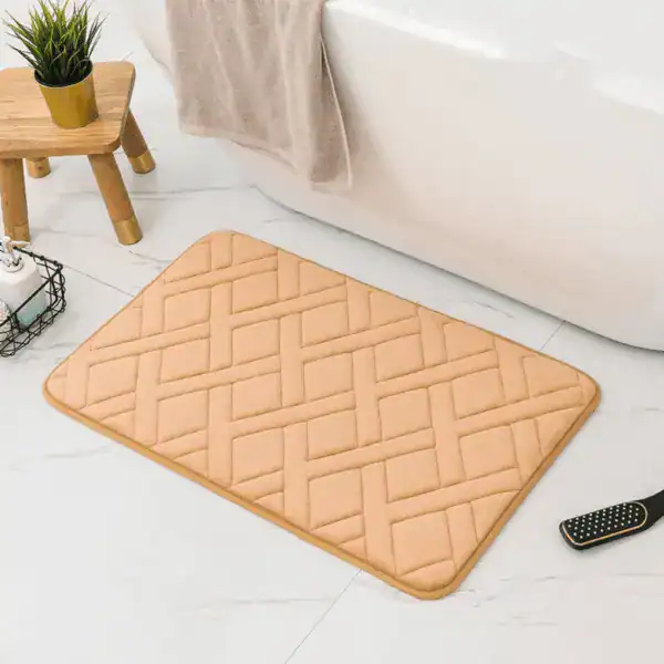 Weichschaum Badematte mit Quilt-Muster, beige Farbe, für Badezimmer.