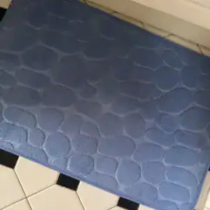 Badematte in Blau mit Kieselstruktur