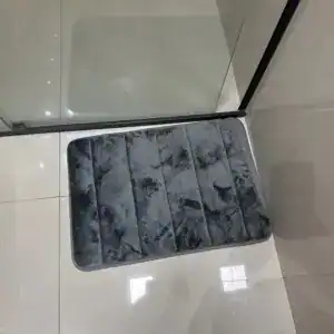 Badematte in Dunkelgrau in einem hellen Badezimmer